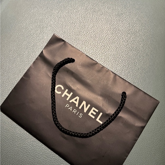 Chanel small paper bag for compact wallets or cologne - Picture 3 of 3